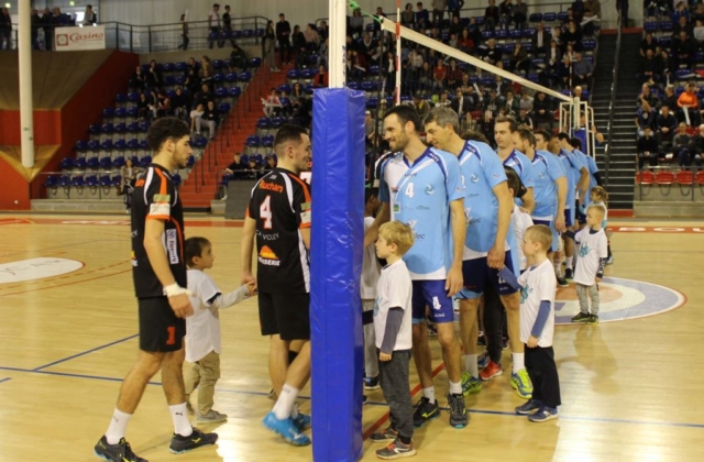 Entrée des joueurs EFVB vs CASE avec l'école de volley